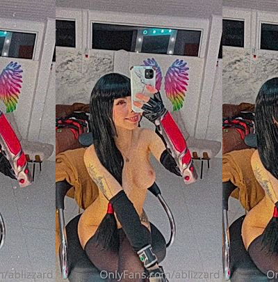 Amanda Welp showing off her naked bare nipples to her fans