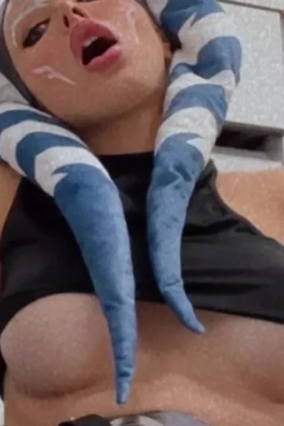 starwars babe Amanda Welp playing with her pussy