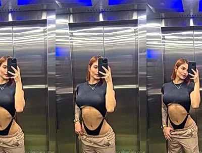 Maria Del Mar teasing in the elevator