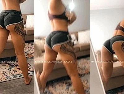 Puertoricanlexy showing off her fit body in the mirror