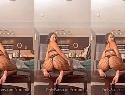 Chromazz twerking her big ass in her fishnet leggings