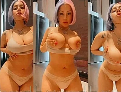 Chromazz teasing her thicc body in the bathroom