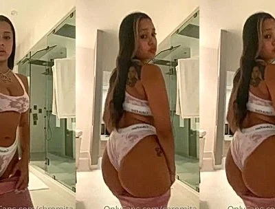 Chromazz teasing her big booty in the bathroom