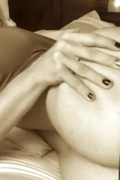 Kennacatx teasing her big booty in bed