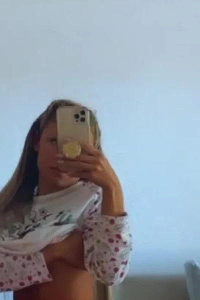 Agusanon flashing her naked body in the mirror