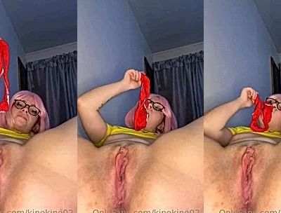 Kinekine02 masturbating with her red panties