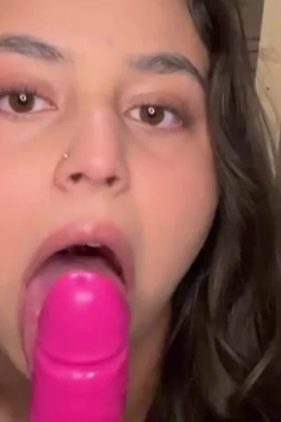 Taliyaandgustavo sucking on a pink dildo in bed