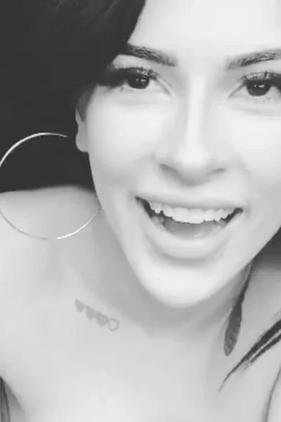 Kennacatx teasing her tits on livestream