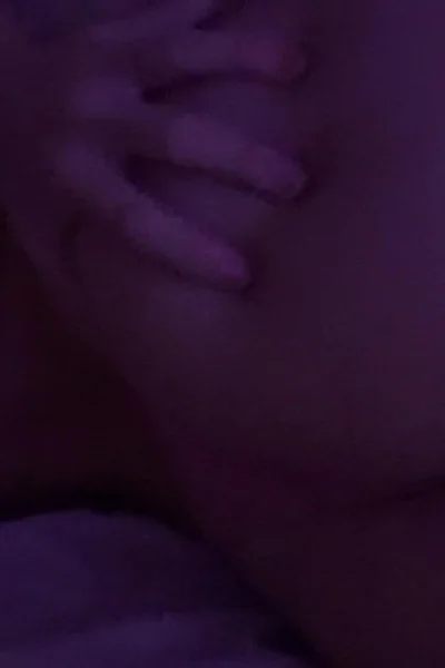 Kennacatx teasing her naked ass in bed