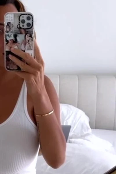 hot girl Danielley Ayalaa teasing her big tits in white top