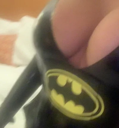 batwoman Danielley Ayalaa in tight latex cosplay