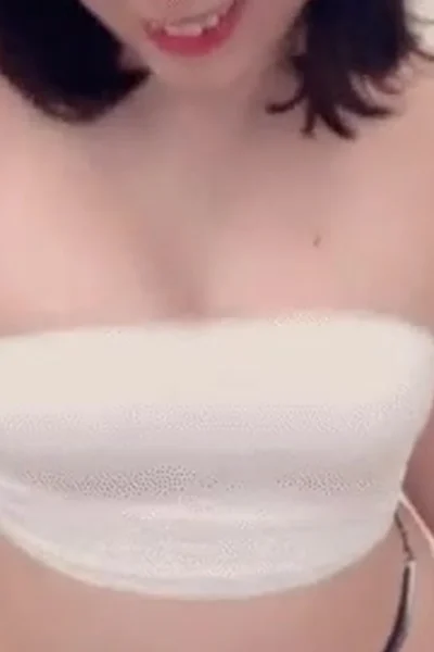 Defiantpanda shaking her perky tits on the knees